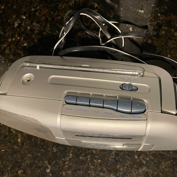 RCA RP7702S Portable Cassette Recorder Player AM/FM Radio - Picture 2 of 5